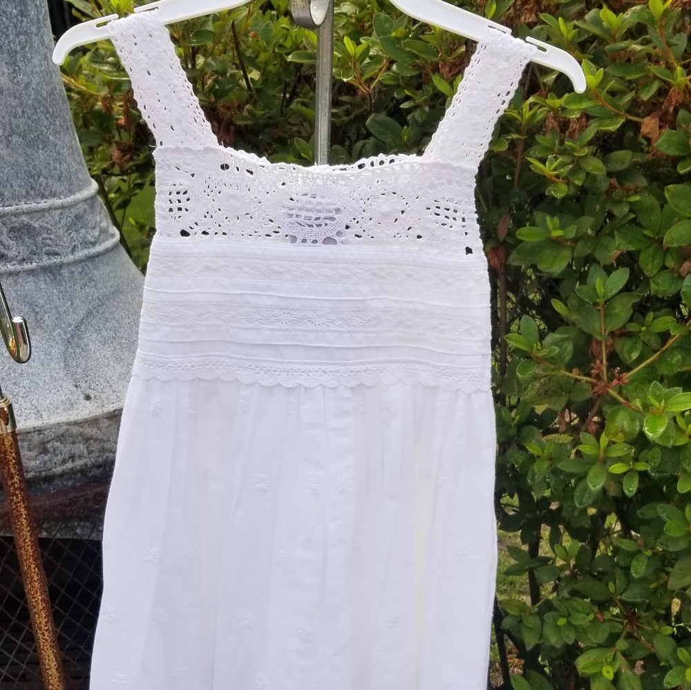 Border eyelet lace dress size 4